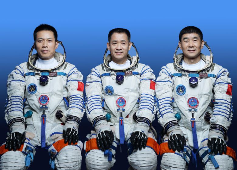 بازگشت موفقیت‌آمیز فضانوردان چینی
