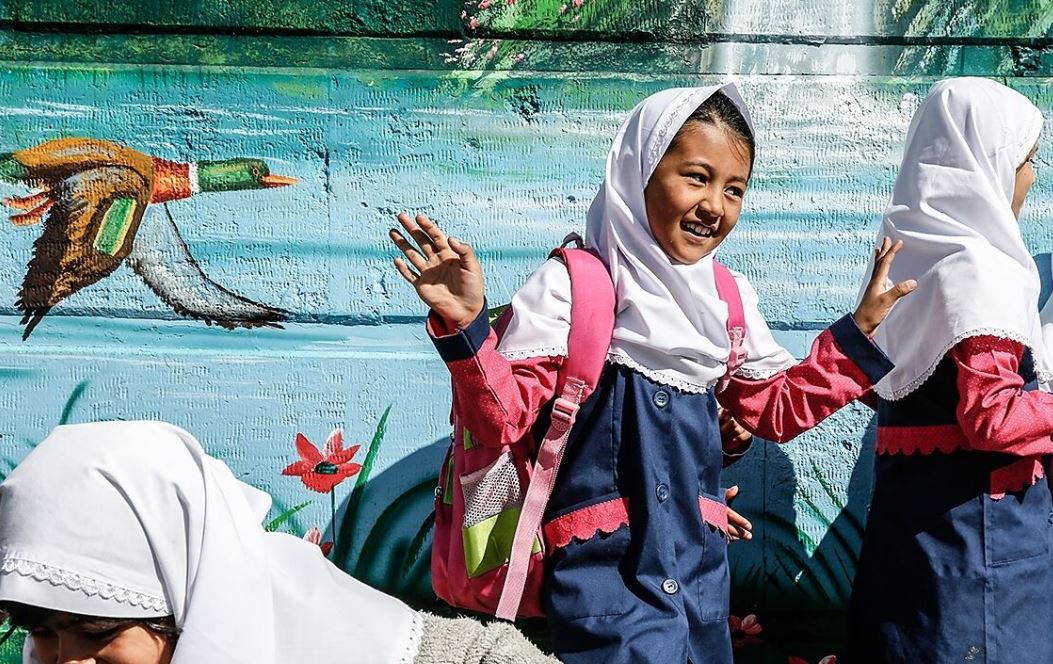 بسیاری از افغانستانی‌ها برای تحصیل دخترانشان به ایران می‌آیند